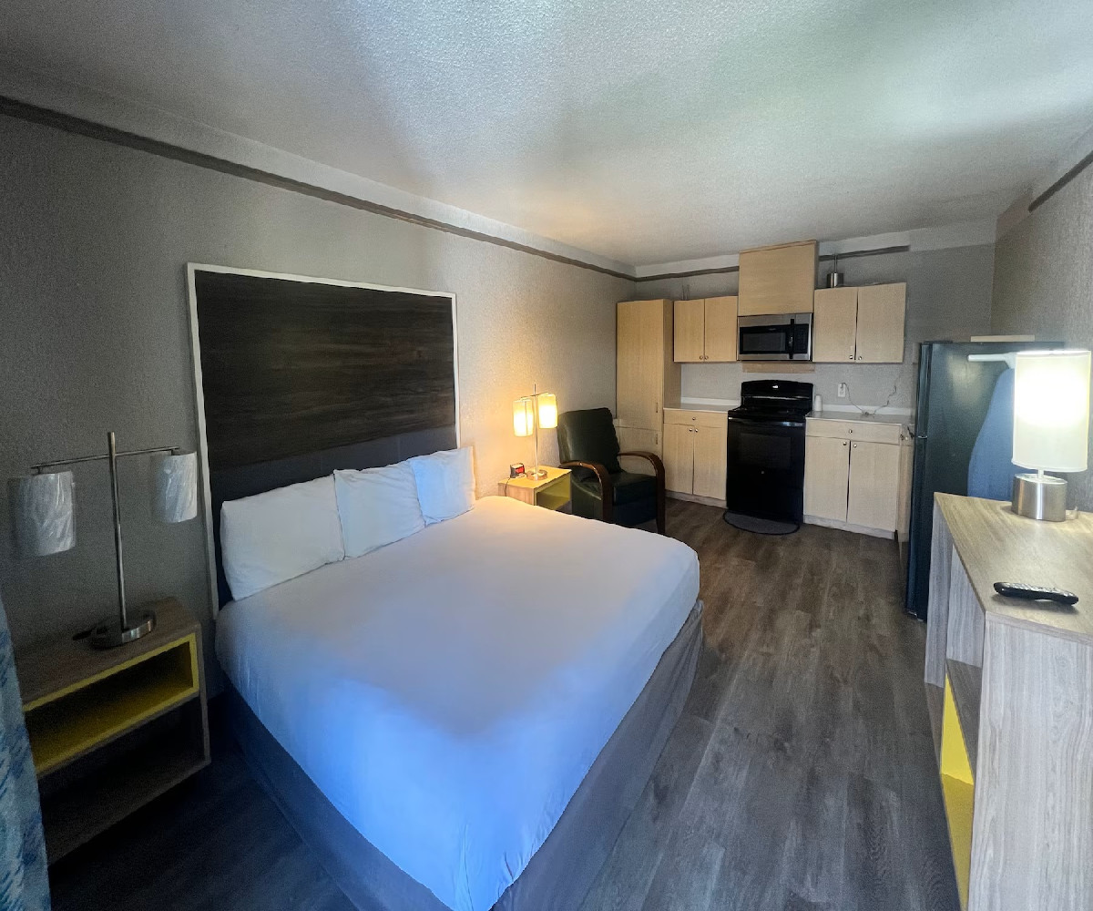 1 Queen Bed, Studio, Kitchen, Non-Smoking